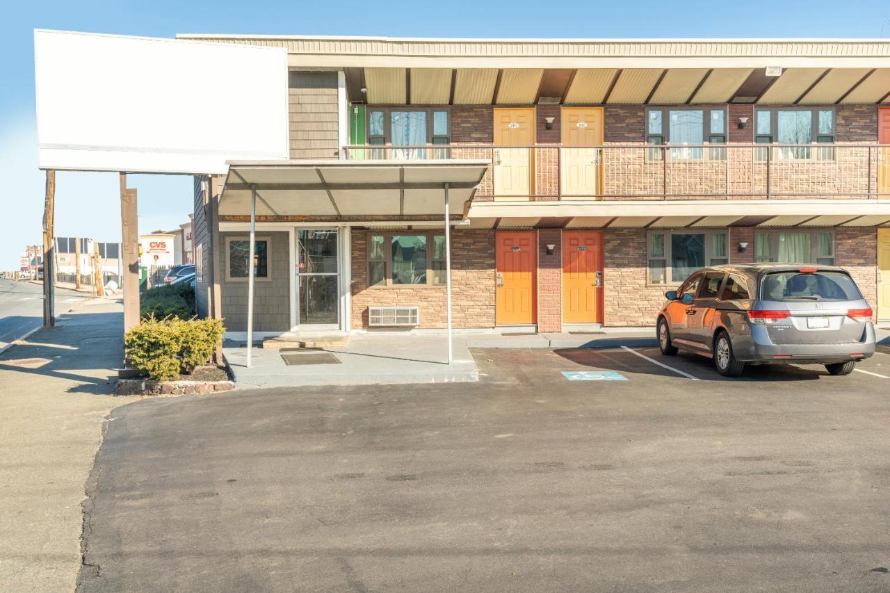 Oyo Hotel Malden Ma Broadway Eksteriør bilde