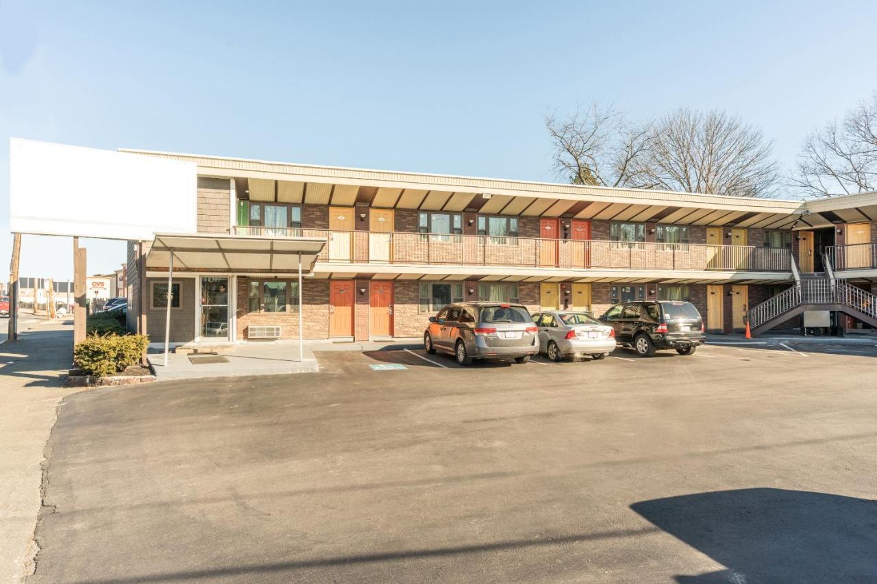 Oyo Hotel Malden Ma Broadway Eksteriør bilde